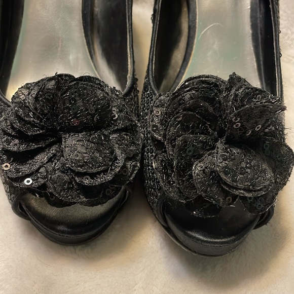 Black sparkly heels, perfect for the holidays! - Picture 9 of 9